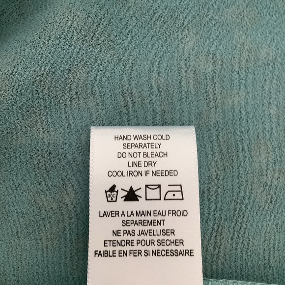 Pleione Blouse NWT Delicate floral V-neck 2 layer - Picture 7 of 7